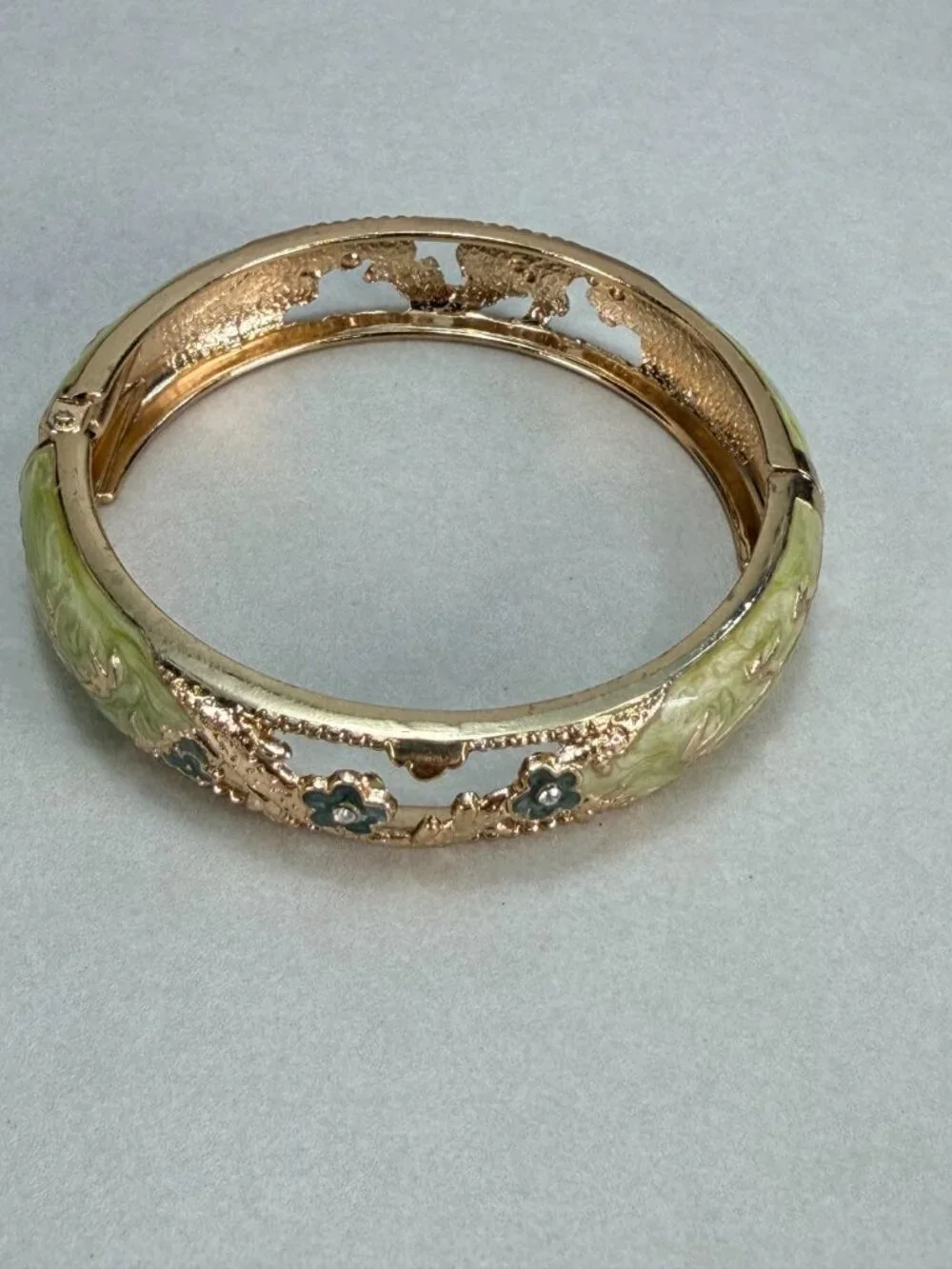 Jin Long Xing Green Enamel Openwork Floral Gold Tone Hinged Bangle Bracelet